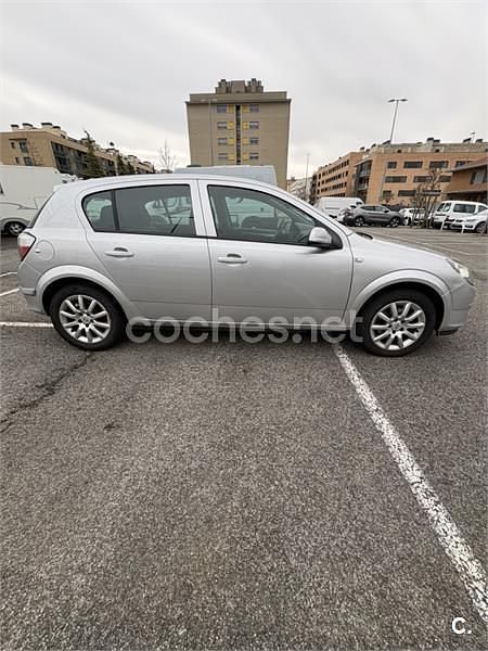 Usado Opel Astra Enjoy 100 CV (73 kW) 2006 Gris / plata Berlina