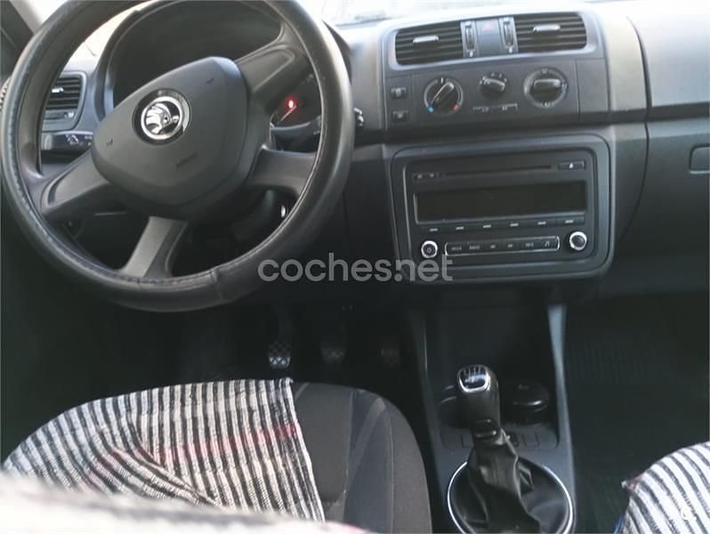 Usado Skoda Fabia Ambition 75 CV (55 kW) 2013 Gris / plata Berlina