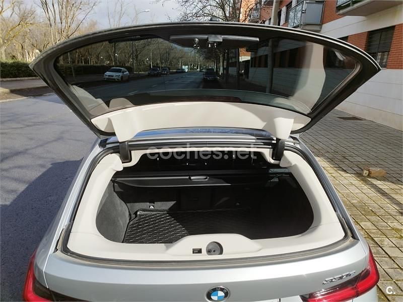 Usado BMW 330e Comfort Edition 292 CV (214 kW) 2021 Gris / plata Familiar
