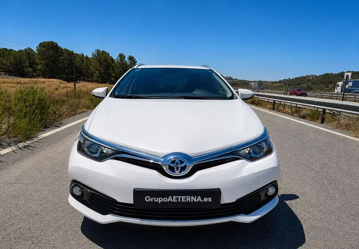 Usado Toyota Auris Hybrid Business Edition 136 CV (100 kW) 2016 Blanco Familiar