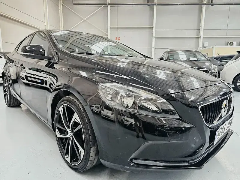 Usado Volvo V40 R-Design Momentum 150 CV (110 kW) 2017 Negro Berlina