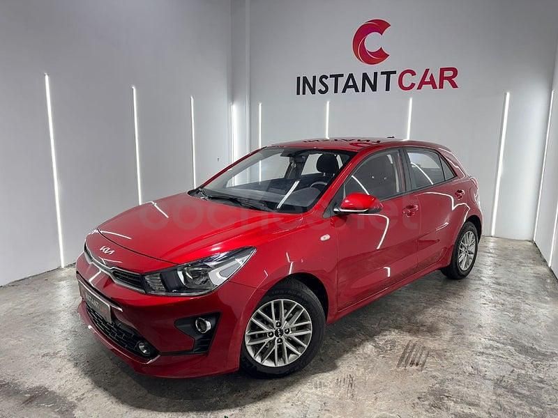 Usado Kia Rio 84 CV (61 kW) 2022 Rojo Berlina