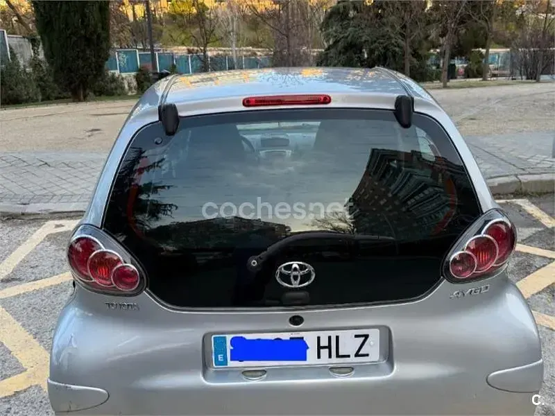 Usado Toyota Aygo Live 68 CV (50 kW) 2012 Gris / plata Utilitario