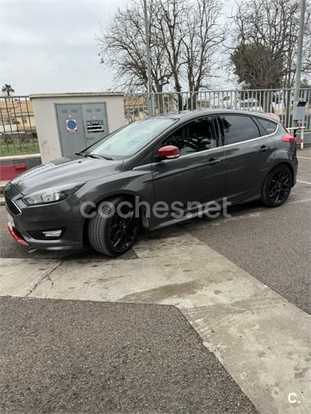 Gris / plata Usado 2015 Ford Focus Sport Berlina | 9800 € (Buen precio) - Imagen 1/4