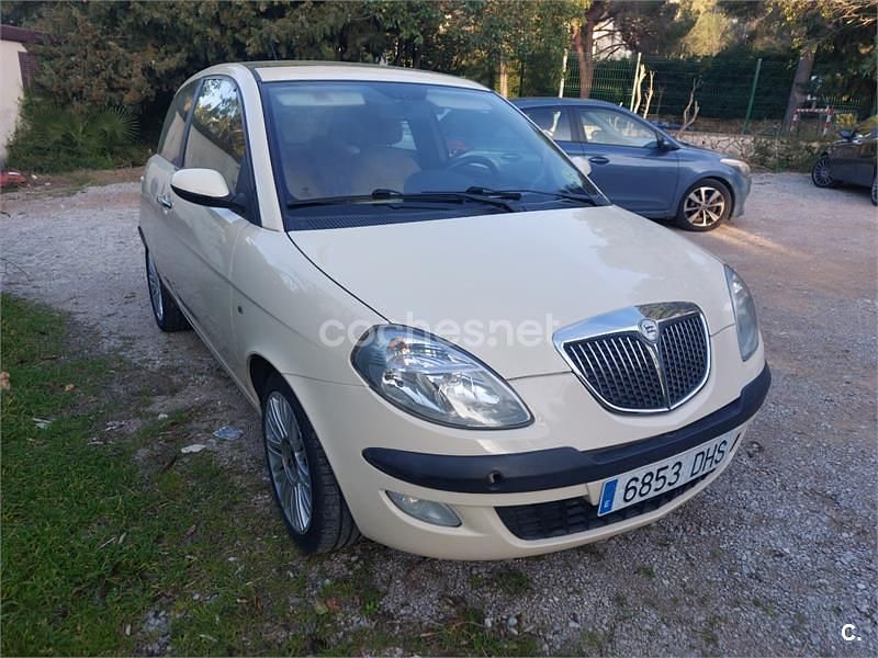 Usado Lancia Ypsilon 95 CV (69 kW) 2006 Beige Utilitario