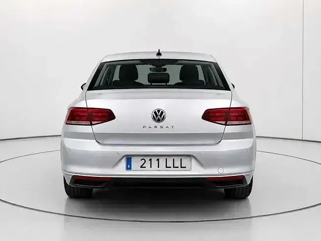 Usado VW Passat Business 122 CV (89 kW) 2020 Gris / plata Berlina