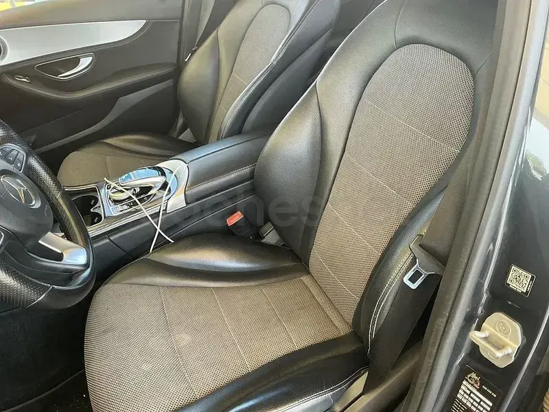Usado Mercedes C220 AMG line 170 CV (125 kW) 2015 Gris / plata Berlina
