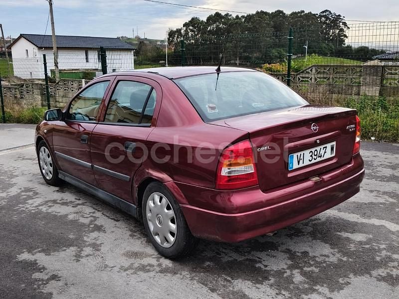 Usado Opel Astra Club 75 CV (55 kW) 1999 Granate Berlina
