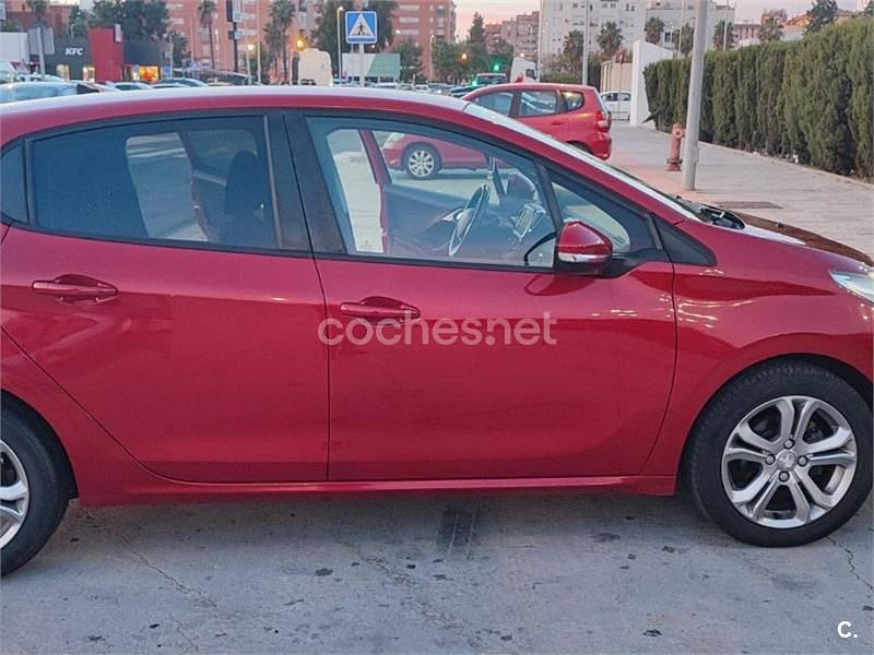Usado Peugeot 208 Active 82 CV (60 kW) 2015 Rojo Utilitario