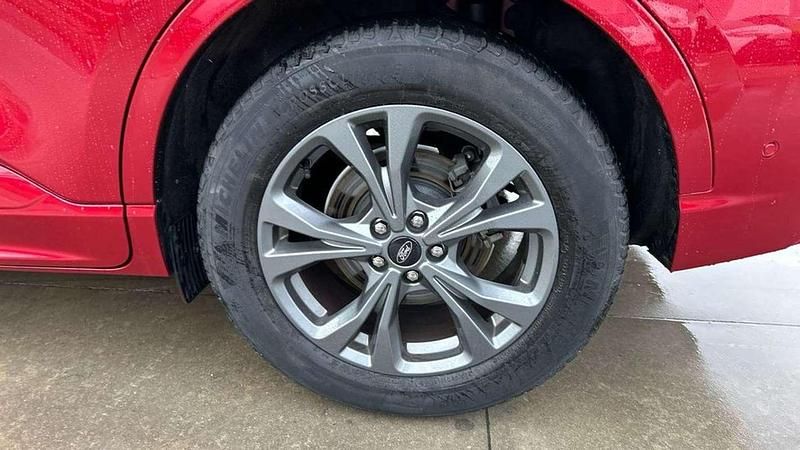 Usado Ford Kuga ST-Line 192 CV (141 kW) 2021 Rojo SUV