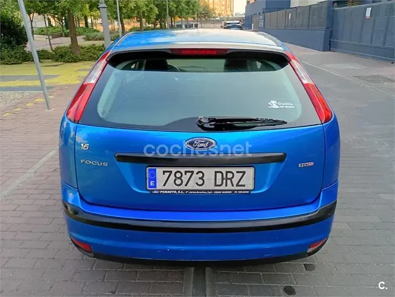 Usado Ford Focus Sport 109 CV (80 kW) 2005 Azul Berlina