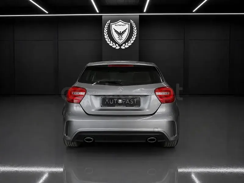 Usado Mercedes A200 AMG line 136 CV (100 kW) 2015 Gris / plata Utilitario