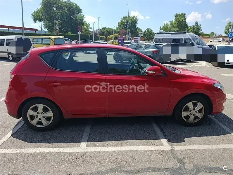 Usado Hyundai i30 Comfort 109 CV (80 kW) 2010 Rojo Berlina