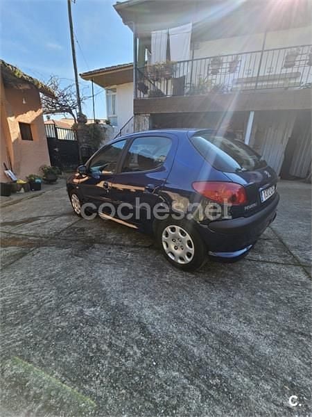 Usado Peugeot 206 70 CV (51 kW) 2003 Azul Berlina
