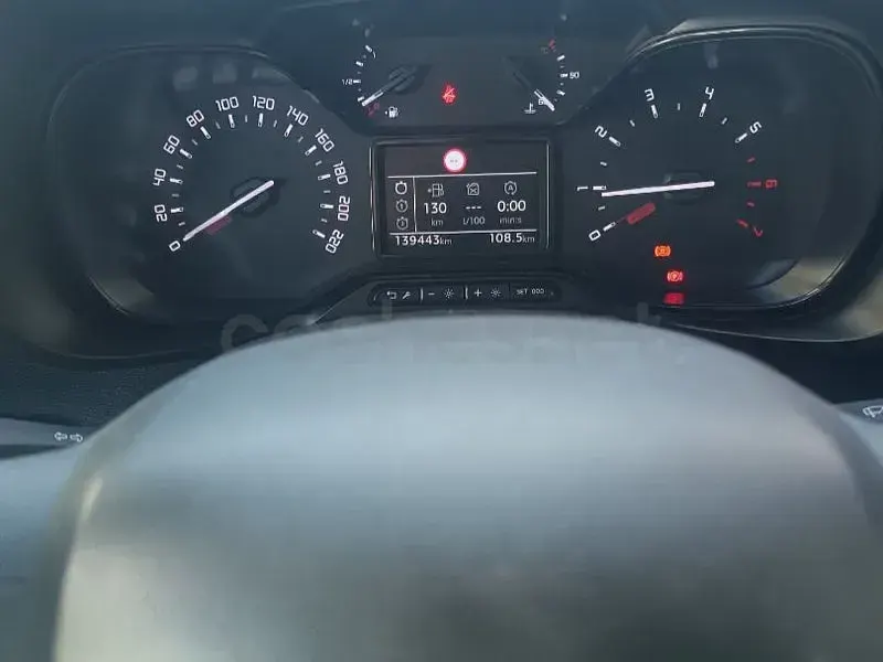 Usado Citroën Berlingo Live 102 CV (75 kW) 2021 Blanco Monovolumen