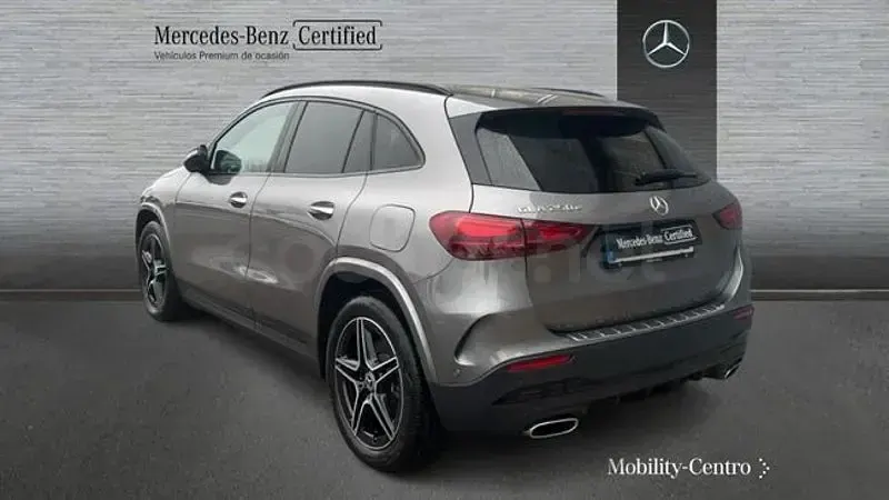 Usado Mercedes GLA250 AMG line 218 CV (160 kW) 2023 Gris montaña SUV