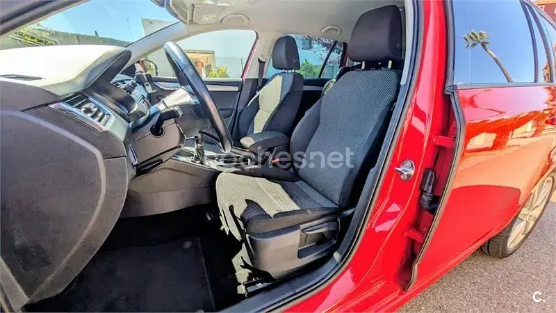 Usado Skoda Octavia Elegance 105 CV (77 kW) 2014 Rojo Utilitario
