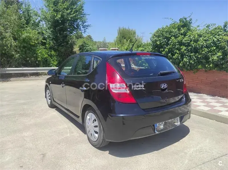 Usado Hyundai i30 Classic 90 CV (66 kW) 2010 Negro Berlina