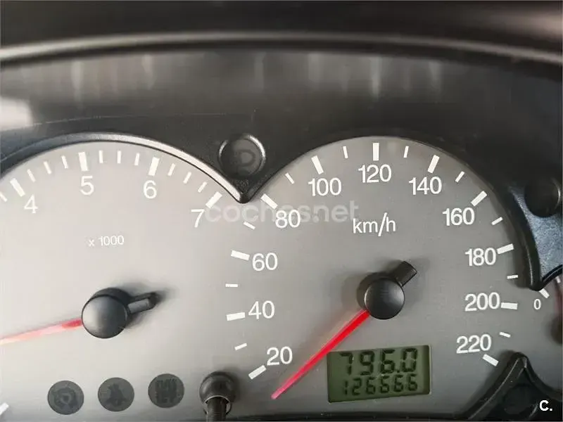 Usado Ford Focus Trend 100 CV (73 kW) 2003 Gris / plata Berlina