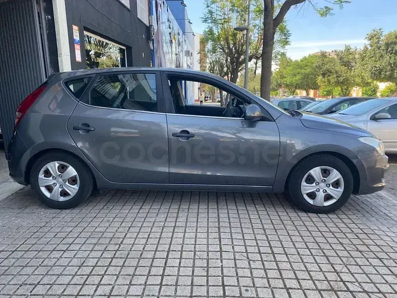 Usado Hyundai i30 Style 128 CV (94 kW) 2010 Gris / plata Berlina