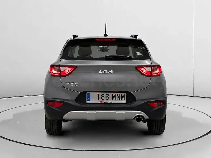Usado Kia Stonic 100 CV (73 kW) 2024 Gris / plata SUV