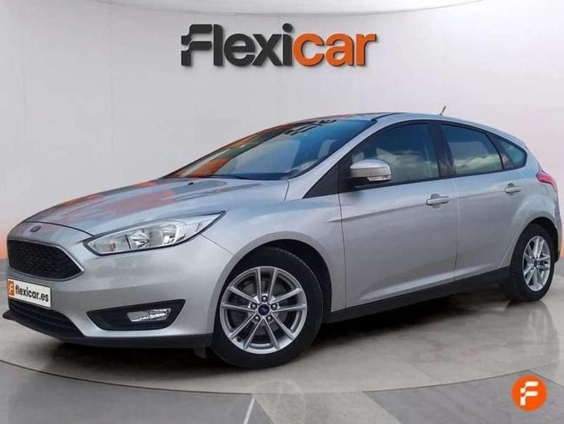 Usado Ford Focus Trend 125 CV (91 kW) 2017 Gris Utilitario