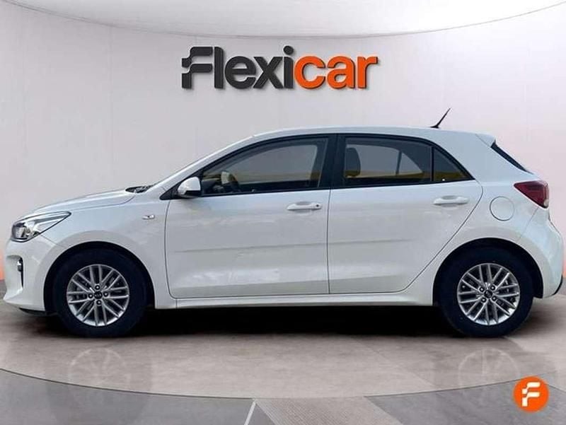Usado Kia Rio 101 CV (74 kW) 2018 Blanco Berlina