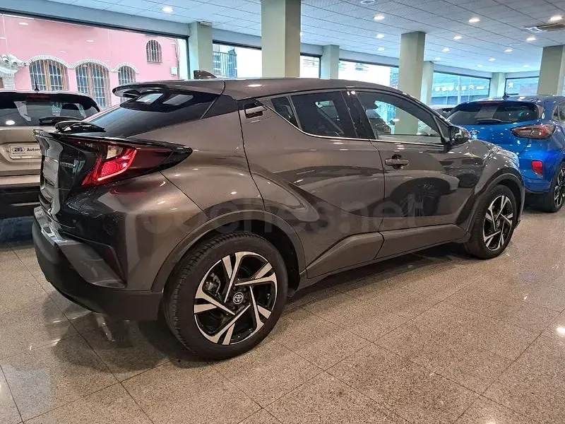 Usado Toyota C-HR Advance 140 CV (102 kW) 2023 Gris / plata SUV