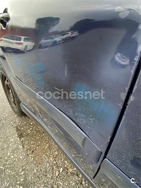 Usado Ford Focus Ghia 100 CV (73 kW) 2001 Azul Berlina