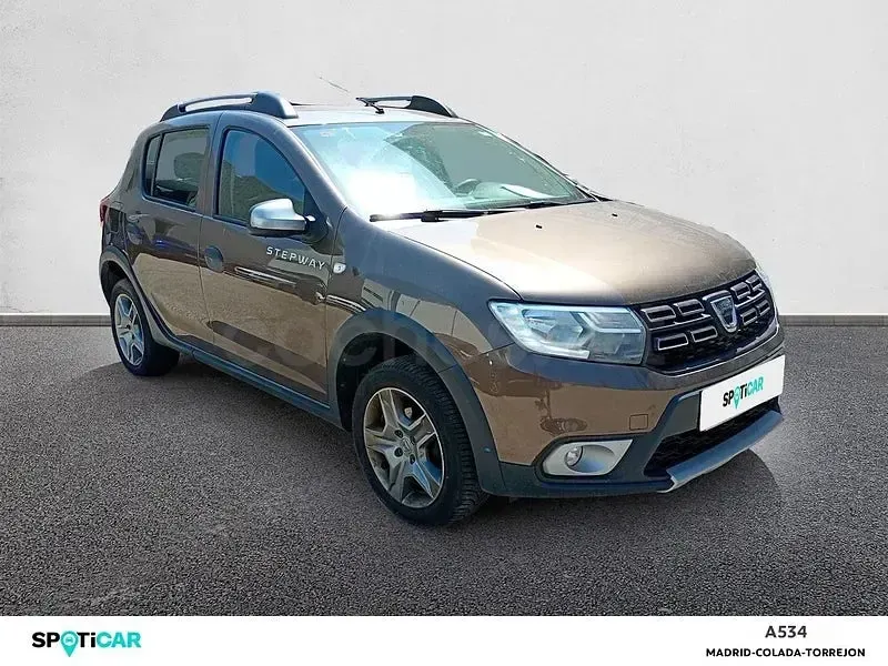 Usado Dacia Sandero Comfort 90 CV (66 kW) 2019 Marrón Berlina