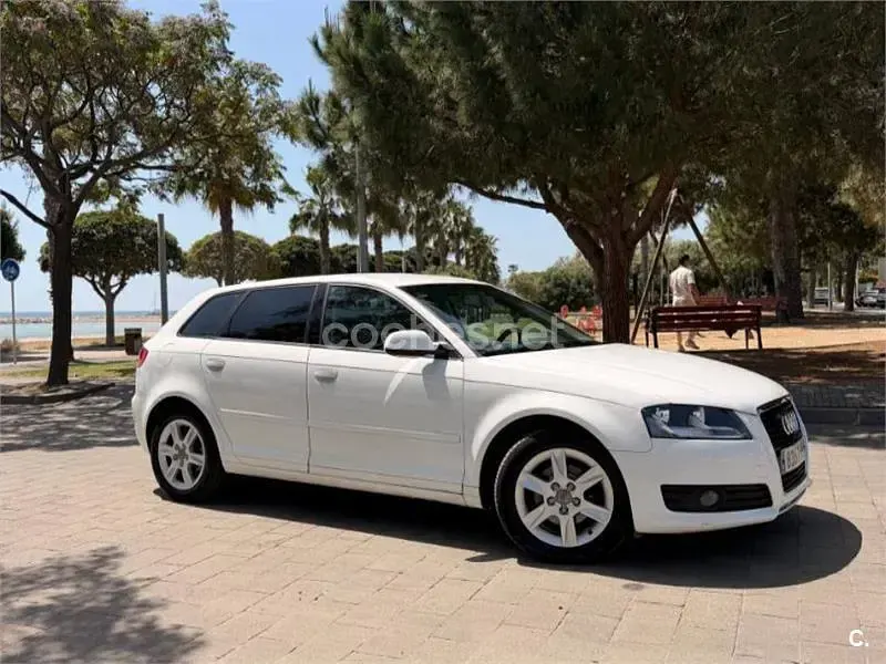 Käytetty Audi A3 Attraction 105 HP (77 kW) 2012 Valkoinen Viistoperä