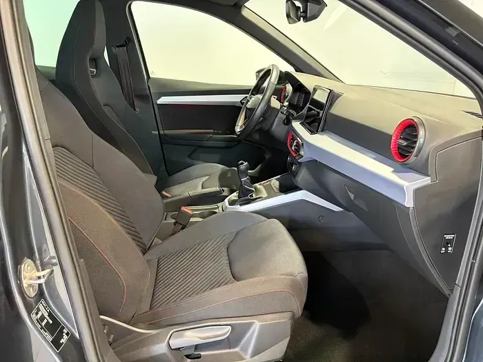 Usado Seat Arona FR 115 CV (84 kW) 2025 Gris SUV