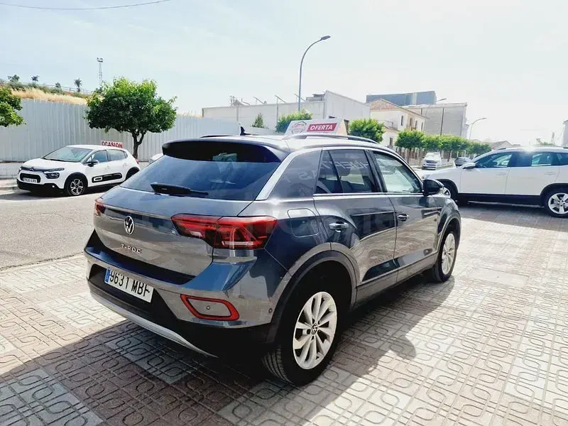 Usado VW T-Roc Advance 115 CV (84 kW) 2022 Gris / plata SUV