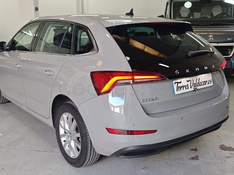 Usado Skoda Scala Style 115 CV (84 kW) 2020 Gris / plata Utilitario