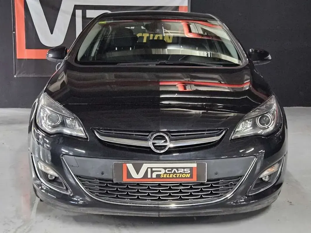 Usado Opel Astra 140 CV (102 kW) 2014 Negro Berlina