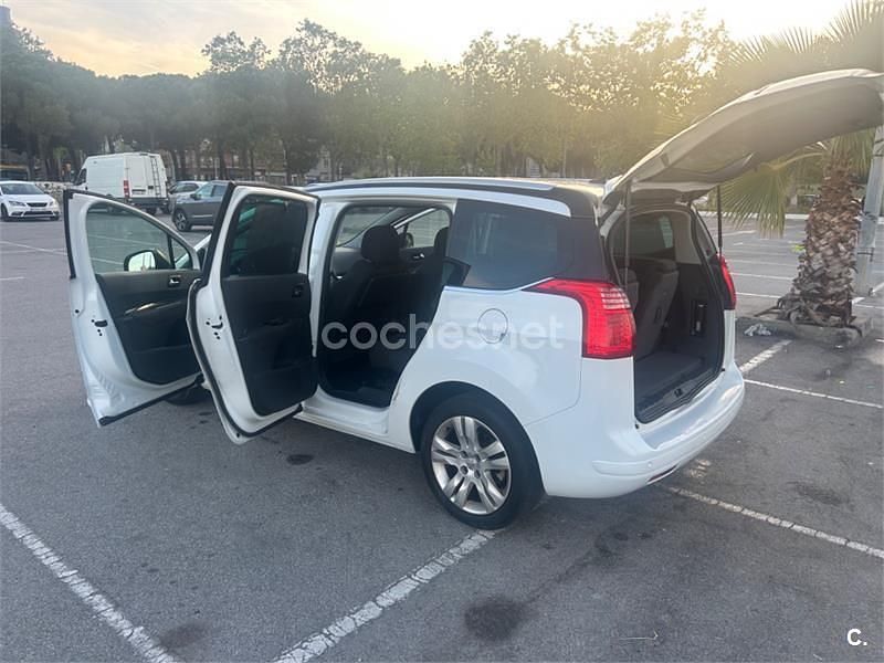 Usado Peugeot 5008 Allure 115 CV (84 kW) 2013 Blanco Monovolumen