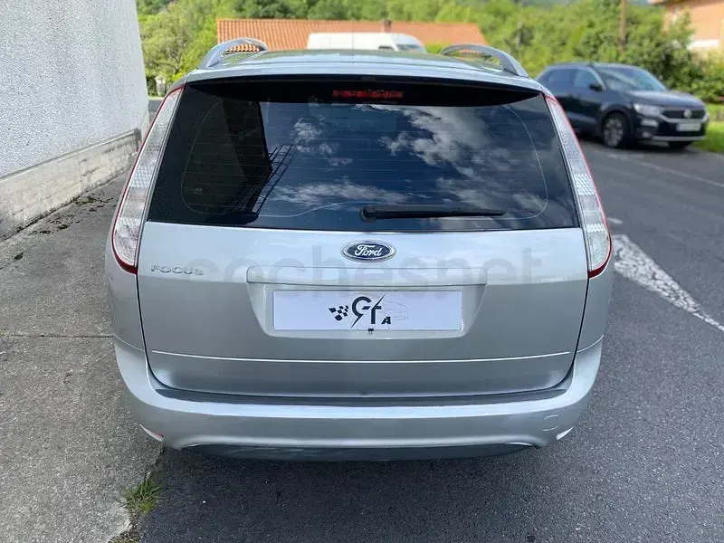 Usado Ford Focus Trend 100 CV (73 kW) 2011 Gris / plata Familiar