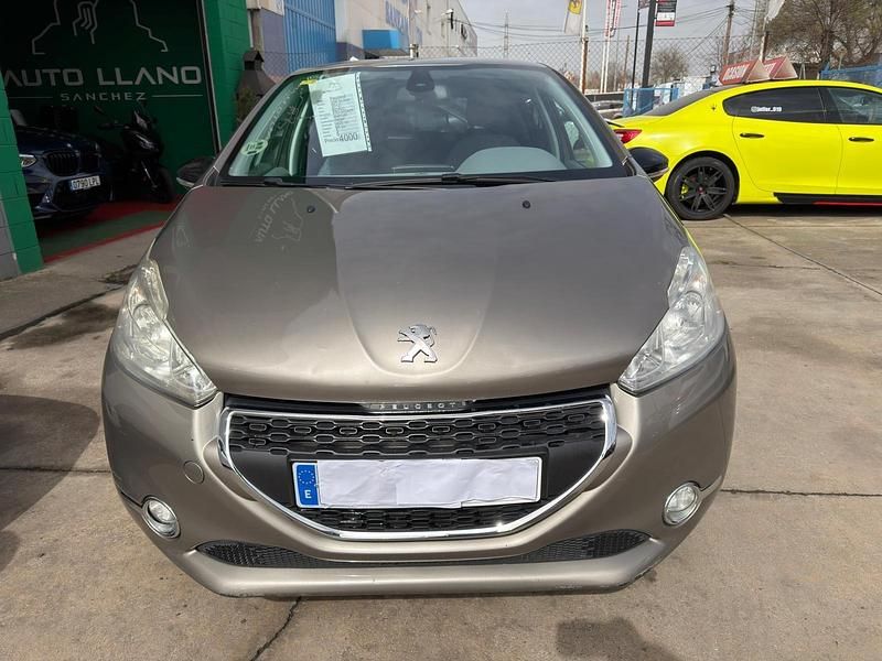 Usado Peugeot 208 Active 68 CV (50 kW) 2012 Dorado Utilitario