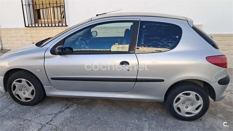 Usado Peugeot 206 70 CV (51 kW) 2002 Gris / plata Berlina