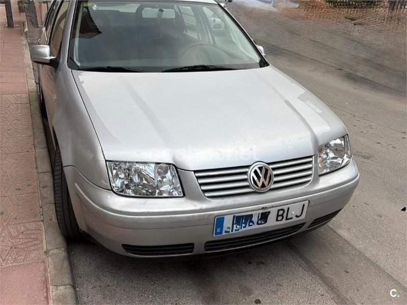 Gris / plata Usado 2001 VW Bora Trendline Berlina | 3500 € - Imagen 1/4