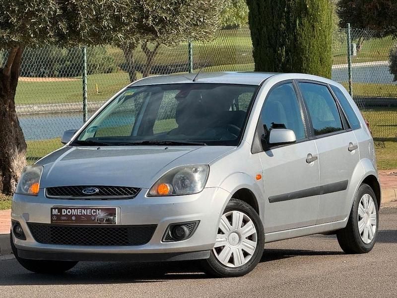 Usado Ford Fiesta Ghia 80 CV (58 kW) 2006 Gris Berlina
