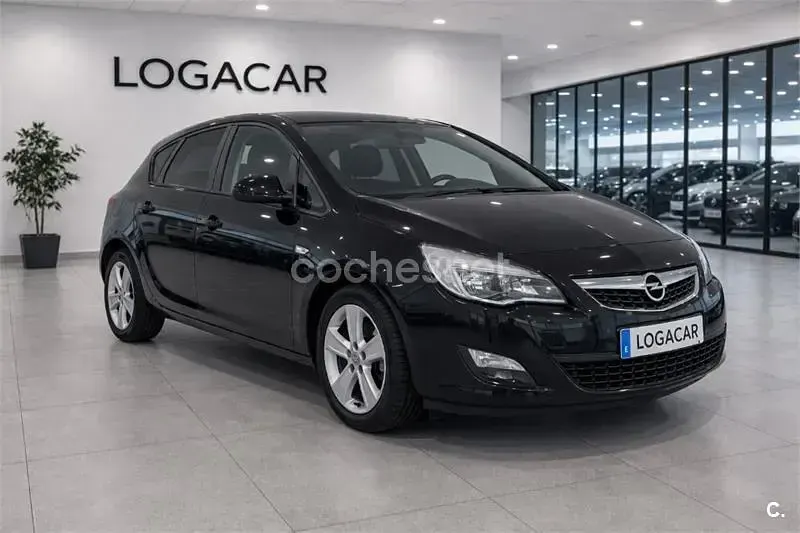 Używany Opel Astra Enjoy 110 KM (80 kW) 2011 Czarny Sedan/Limuzyna