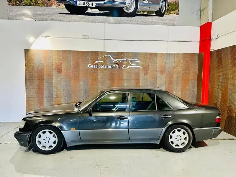 Usado Mercedes E500 320 CV (235 kW) 1994 Gris / plata Berlina
