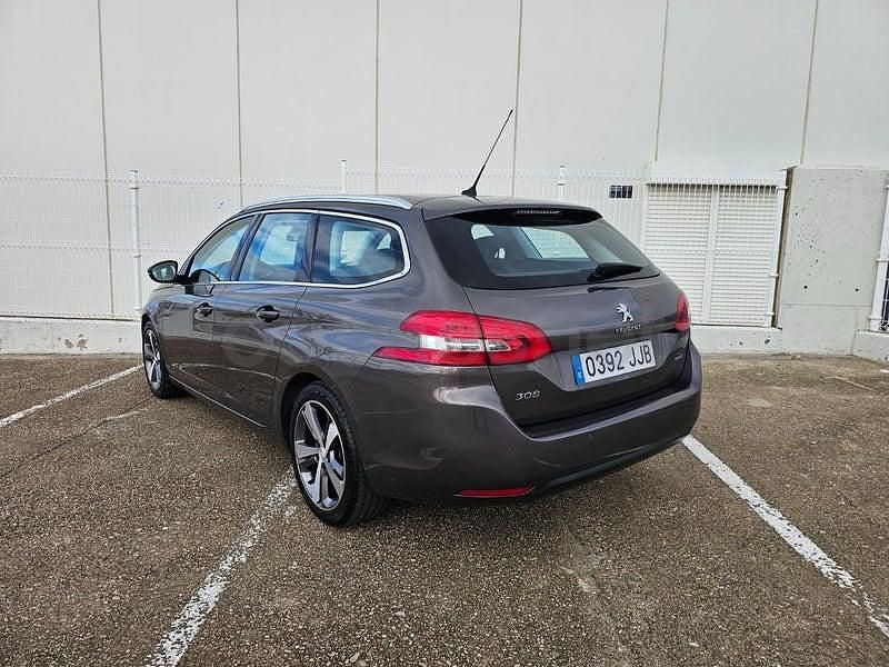 Usado Peugeot 308 SW Allure 120 CV (88 kW) 2015 Marrón Familiar