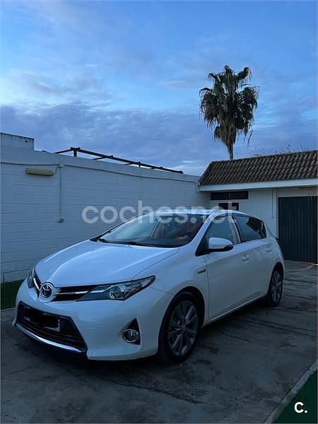 Usado Toyota Auris Hybrid Advance 136 CV (100 kW) 2014 Blanco Berlina