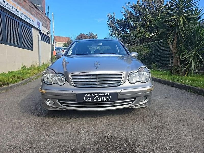 Usado Mercedes C200 Classic 122 CV (89 kW) 2005 Gris / plata Berlina