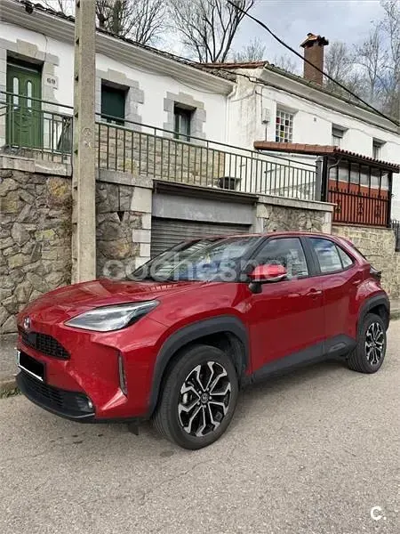 Käytetty Toyota Yaris Cross Active 116 HP (85 kW) 2023 Punainen Katumaasturi