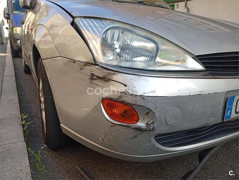 Usado Ford Focus Ghia 100 CV (73 kW) 2001 Gris / plata Berlina