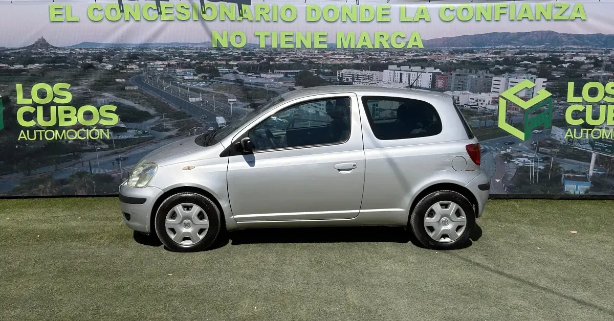 Usado Toyota Yaris 68 CV (50 kW) 2003 Gris Utilitario