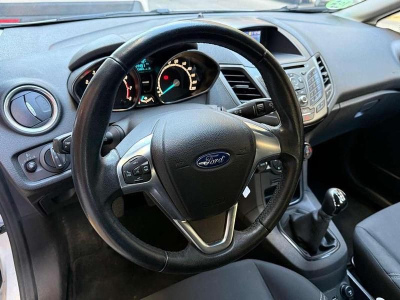 Usado Ford Fiesta Trend 101 CV (74 kW) 2016 Plateado Utilitario